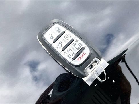 Used 2024 Chrysler Pacifica Touring-L image 10