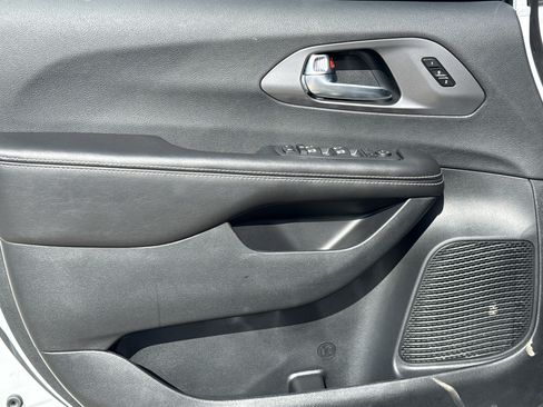 New 2026 Chrysler Pacifica Select image 8