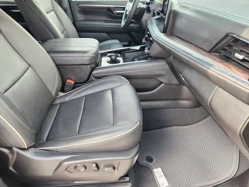 Used 2025 Chevrolet Suburban Premier RWD image 14