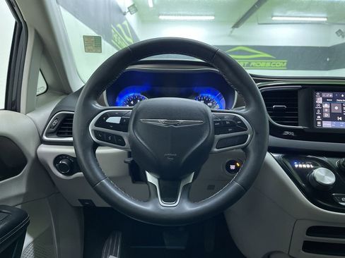 Used 2022 Chrysler Voyager LX image 19