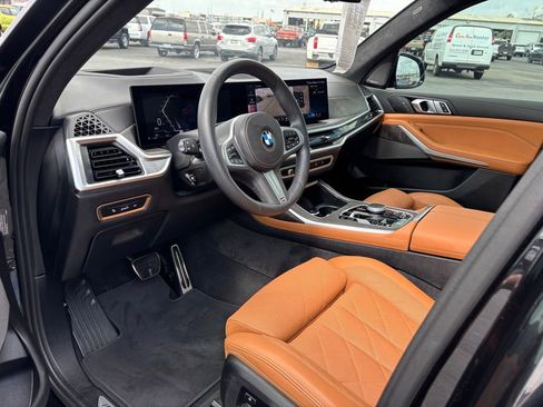 Used 2025 BMW X7 xDrive40i w/ M Sport Package AWD/4WD image 8