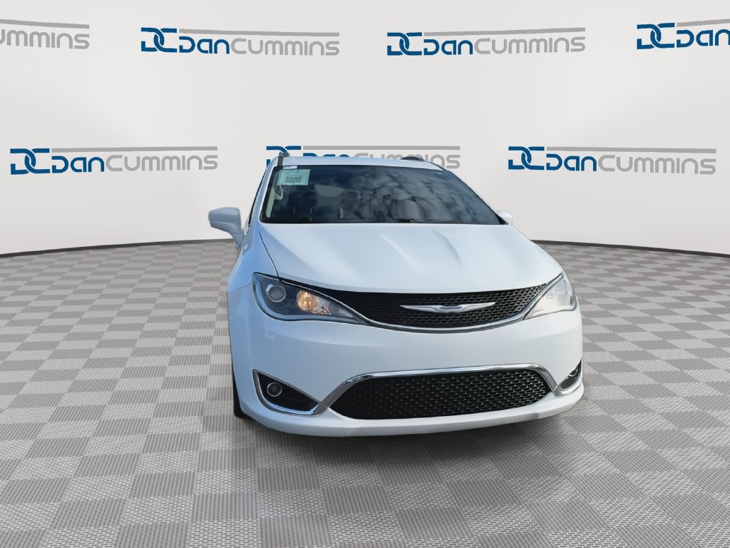 Used 2020 Chrysler Pacifica Touring-L FWD image 3
