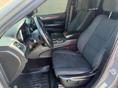 Used 2019 Jeep Grand Cherokee Laredo AWD/4WD image 22