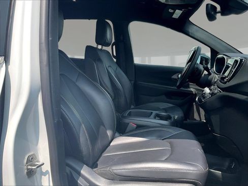 Used 2025 Chrysler Pacifica Select FWD image 29
