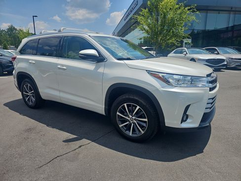 Used 2018 Toyota Highlander XLE FWD image 3