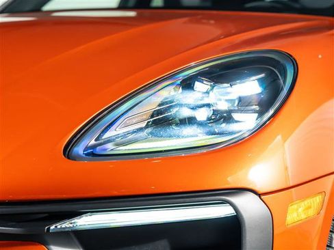 Used 2025 Porsche Macan image 12
