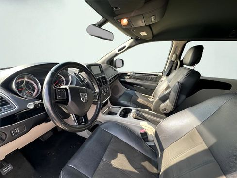 Used 2019 Dodge Grand Caravan SXT image 2