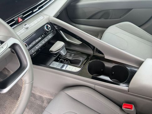 Used 2025 Hyundai Elantra SEL image 44