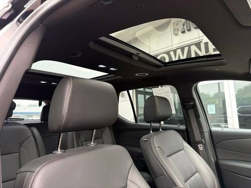 Used 2023 Chevrolet Traverse LT w/ LT Premium Package AWD/4WD image 19