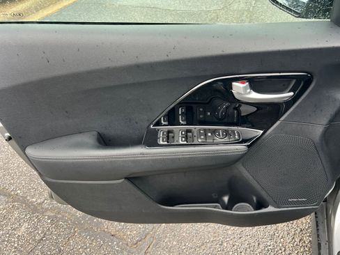 Used 2022 Kia Niro EX FWD image 20