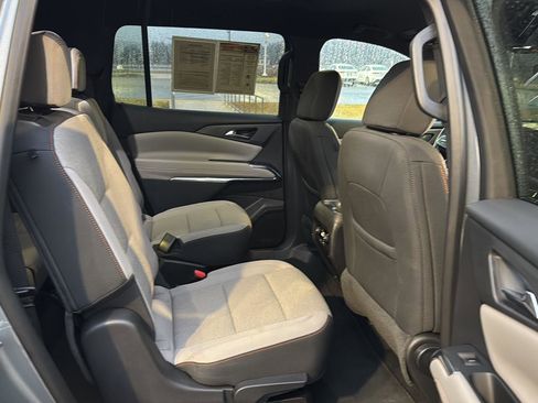 Used 2025 Chevrolet Traverse LT image 11