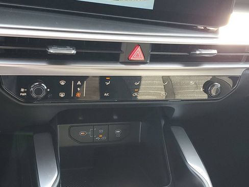 Used 2025 Kia Sorento LX FWD image 17