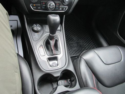 Used 2020 Jeep Cherokee Trailhawk w/ Cold Weather Group AWD/4WD image 19