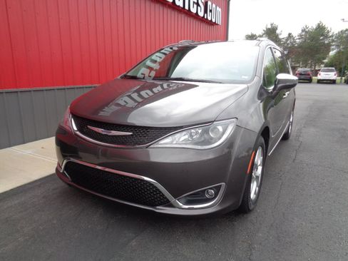Used 2019 Chrysler Pacifica Limited image 1