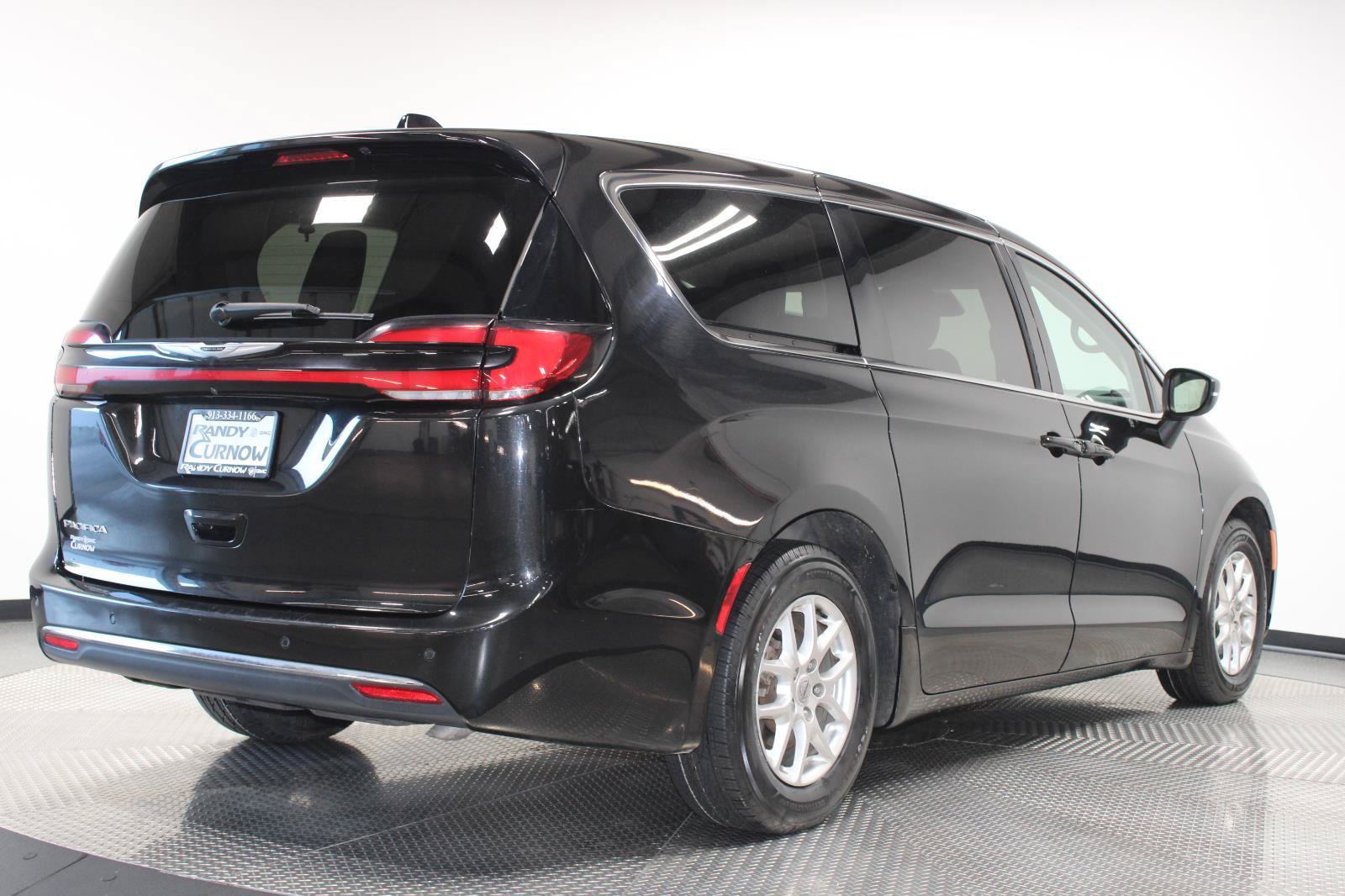 Used 2023 Chrysler Pacifica Touring-L FWD image 12