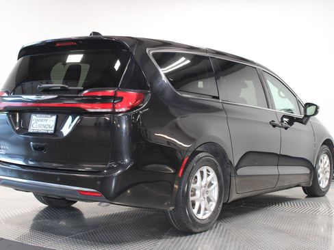 Used 2023 Chrysler Pacifica Touring-L FWD image 12