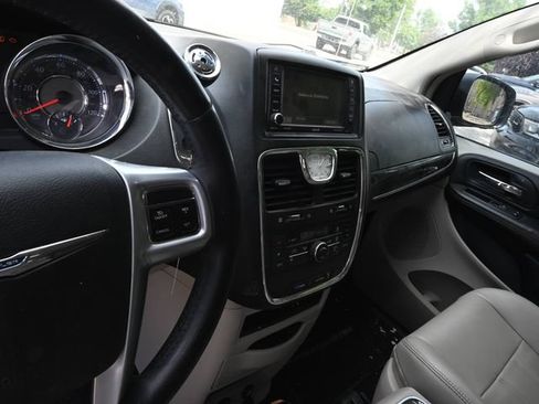 Used 2013 Chrysler Town & Country Touring FWD image 9