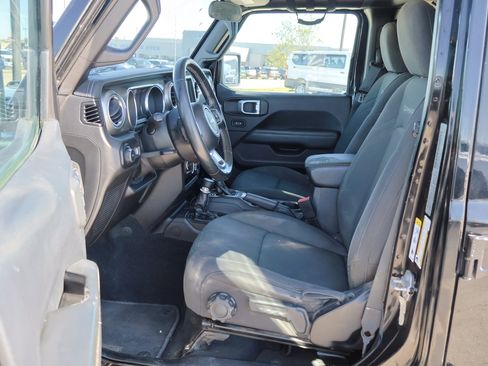 Used 2019 Jeep Wrangler Unlimited Sahara image 16