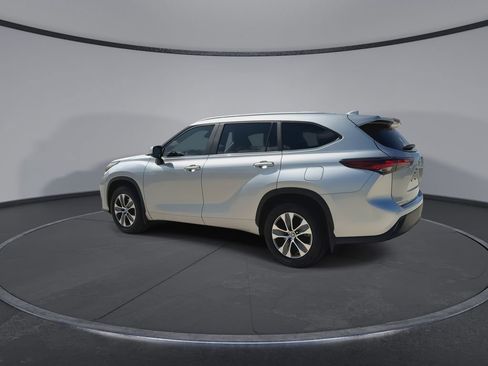Used 2024 Toyota Highlander XLE FWD image 6