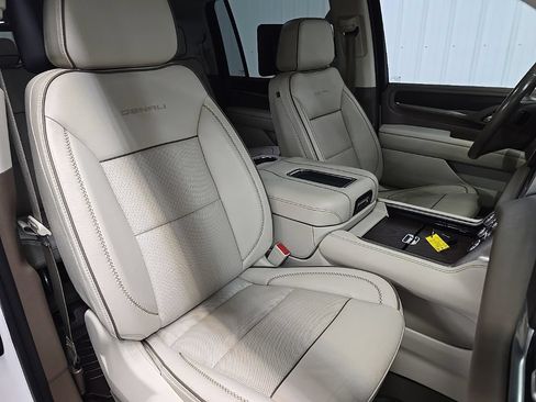 Used 2021 GMC Yukon XL Denali w/ Denali Premium Package AWD/4WD image 15