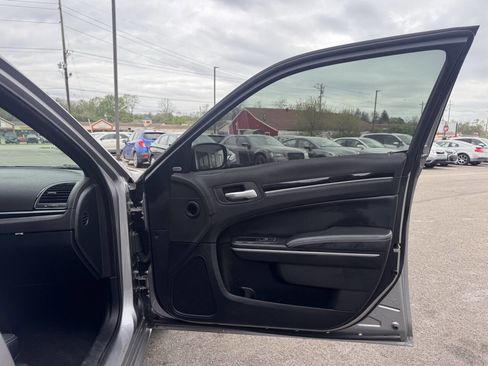 Used 2018 Chrysler 300 S image 19