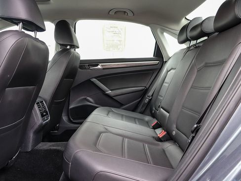 Used 2017 Volkswagen Passat 1.8T SE FWD image 19
