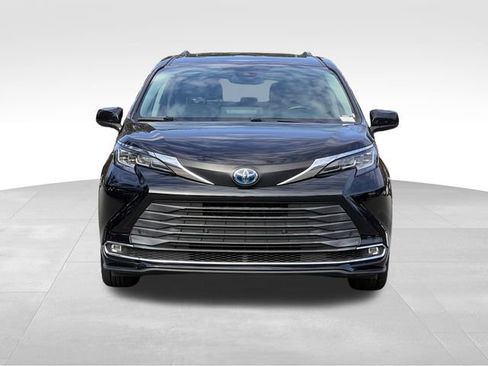 Used 2021 Toyota Sienna XLE image 8