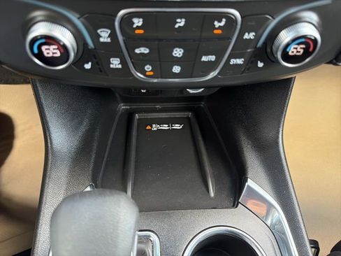 Used 2023 Chevrolet Traverse LT image 24