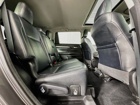 Used 2017 Toyota Highlander XLE AWD/4WD image 29