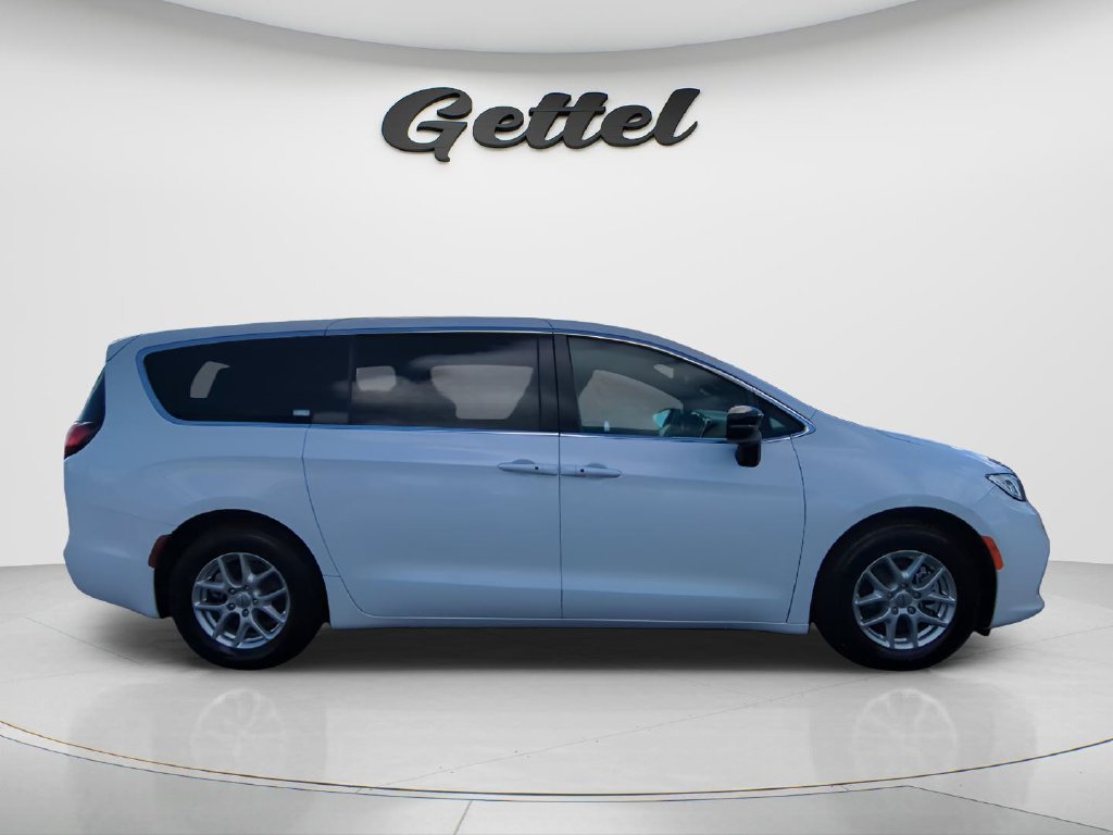 Used 2025 Chrysler Pacifica Select FWD image 6