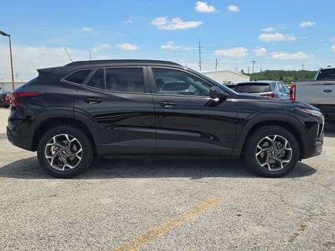 Used 2024 Chevrolet Trax LT w/ Sunroof Package FWD image 6