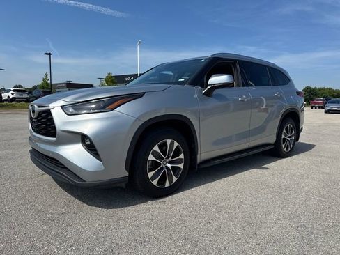 Used 2021 Toyota Highlander XLE AWD/4WD image 2