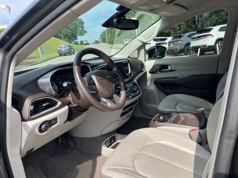 Used 2019 Chrysler Pacifica Touring-L w/ Advanced Safetytec Group FWD image 6
