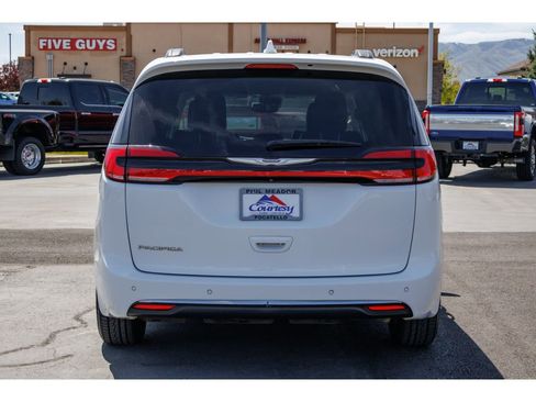 Used 2022 Chrysler Pacifica Touring-L FWD image 4