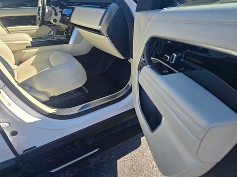 Certified 2023 Land Rover Range Rover SE image 10