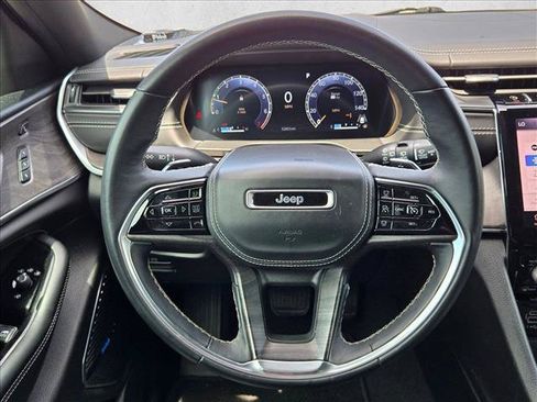 Used 2022 Jeep Grand Cherokee Overland w/ Luxury Tech Group IV AWD/4WD image 13