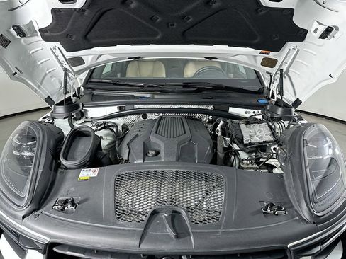 Certified 2023 Porsche Macan AWD/4WD image 33