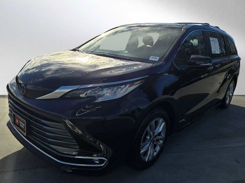 Used 2021 Toyota Sienna Limited image 7