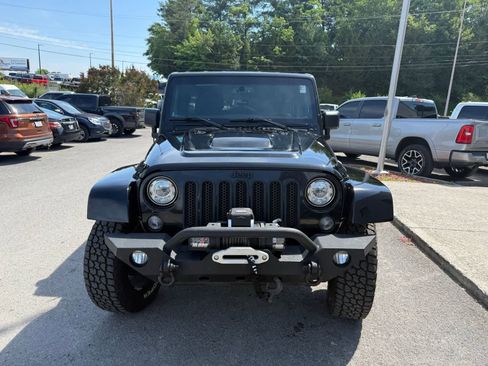 Used 2018 Jeep Wrangler Unlimited Sahara AWD/4WD image 2