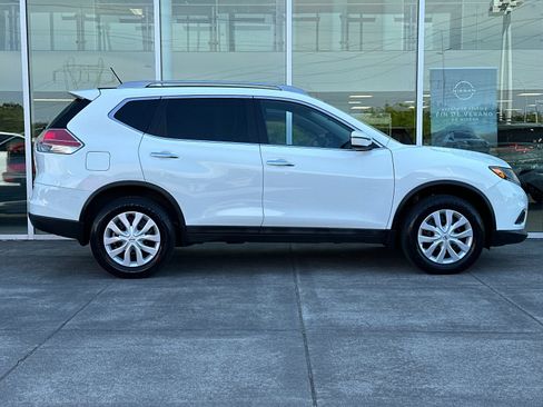 Used 2016 Nissan Rogue S w/ Appearance Package AWD/4WD image 2