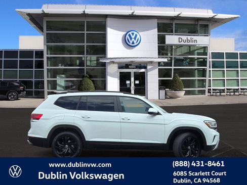 Used 2023 Volkswagen Atlas SE w/ Black Wheel Package FWD image 3