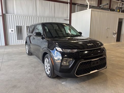 Used 2022 Kia Soul LX image 2