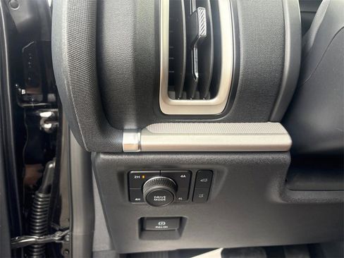 New 2025 Ford Expedition Active image 18