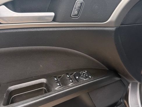 Used 2019 Ford Fusion SE FWD image 9