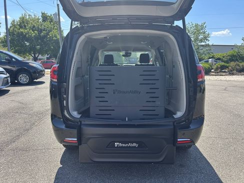 Used 2023 Chrysler Pacifica Touring-L FWD image 7