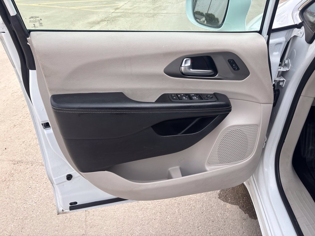 Used 2021 Chrysler Pacifica Touring-L FWD image 10
