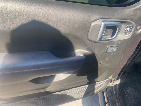 Used 2024 Jeep Wrangler Unlimited Rubicon w/ XTREMEE 35" Tire Package image 17