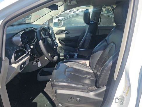 Used 2022 Chrysler Pacifica Touring-L w/ Uconnect Theater Family Group FWD image 4