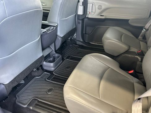 Certified 2021 Toyota Sienna XLE FWD image 11