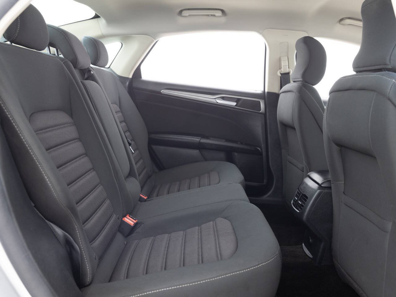 Used 2018 Ford Fusion SE w/ Fusion SE Technology Package FWD image 29
